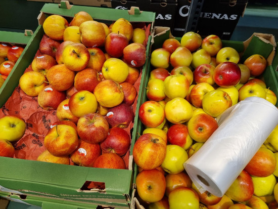 Lidl i Biedronka obniżają ceny polskich jabłek przed świętami