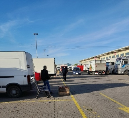 Dziś na Broniszach dużo mniej sprzedających. / fot. Związek Sadowników RP Lepszy handel na Broniszach. Jakie ceny jabłek i truskawek?