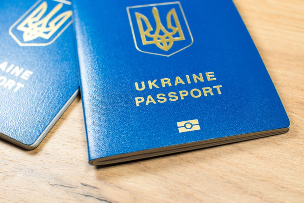 Ukraińskie Ministerstwo Spraw Wewnętrznych rozważa wprowadzenie opłaty za wyjazd mężczyzn za granicę / fot. shutterstock Mężczyźni wyjadą z Ukrainy za opłatą? Jest taka możliwość