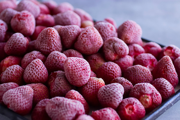 Sezon truskawkowy z każdym dniem nabiera rumieńców ale producenci mają coraz więcej obaw czy wyjdą na swoje. / fot. shutterstock Truskawki 2022: Popyt ze strony przetwórstwa będzie duży?
