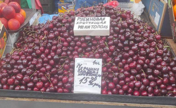 Wiśnie z Melitopola i pomidory z Chersonia są teraz sprzedawana na białoruskich rynkach./ fot. za www.24tv.ua Ukradli wiśnie i pomidory. Teraz sprzedają je w Białorusi