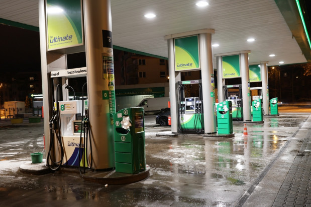 Ceny paliw: Benzyna będzie tanieć, zdrożeje ropa