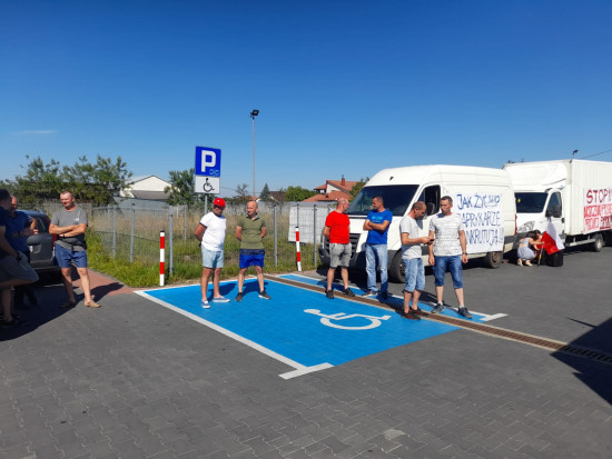 Trwa akcja protestacyjna pod sklepem Lewiatan w Potworowie/ fot. PM Akcja protestacyjna pod sklepem Lewiatan w Potworowie (zdjęcia)