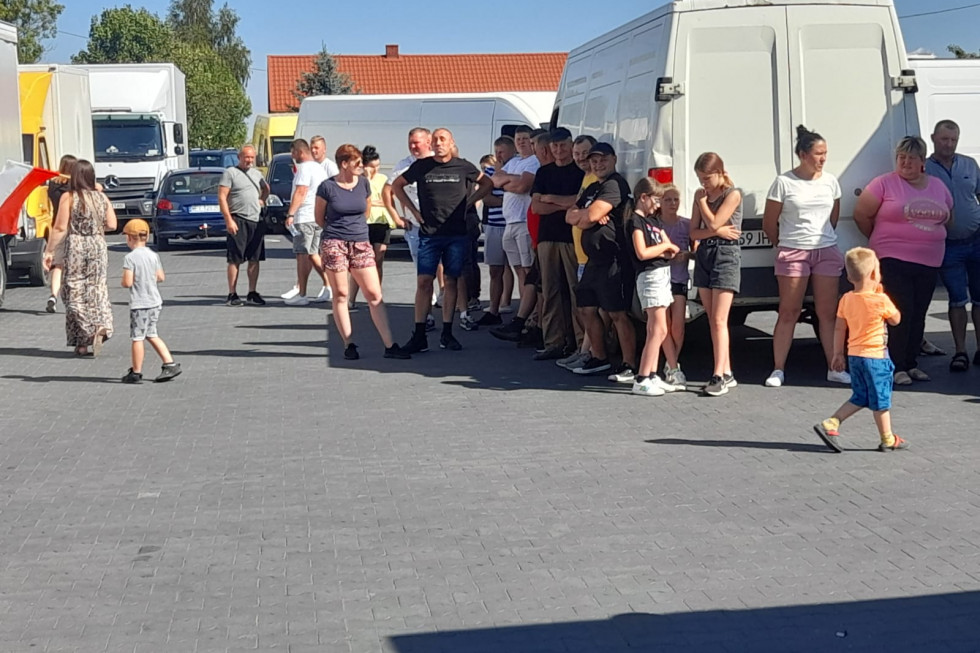 Trwa akcja protestacyjna pod sklepem Lewiatan w Potworowie/ fot. PM Akcja protestacyjna pod sklepem Lewiatan w Potworowie (zdjęcia)