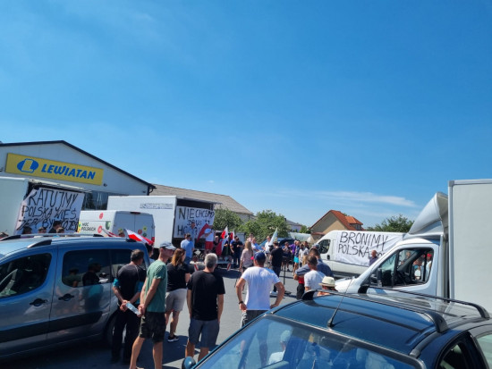 Akcja protestacyjna pod sklepem Lewiatan w Potworowie (zdjęcia)