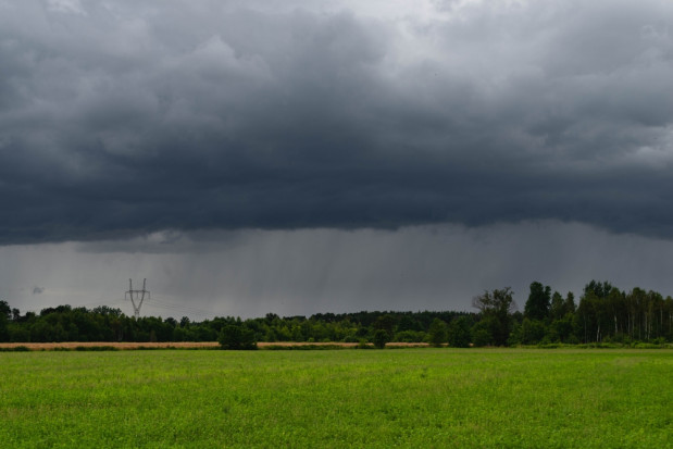 Z upływem dnia będzie przybywać chmur i w wielu rejonach pojawią się burze / fot. shutterstock Niebezpieczna pogoda! Wtorek będzie upalny i burzowy