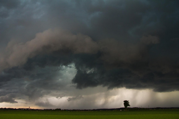Instytut Meteorologii i Gospodarki Wodnej ostrzegł przed burzami, którym miejscami będą towarzyszyć ulewne opady deszczu. / fot. shutterstock Ostrzeżenia przed burzami z gradem. Silne deszcze i wiatr