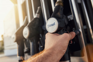 Ceny paliw w październiku: W ciągu tygodnia diesel podrożał o 48 gr