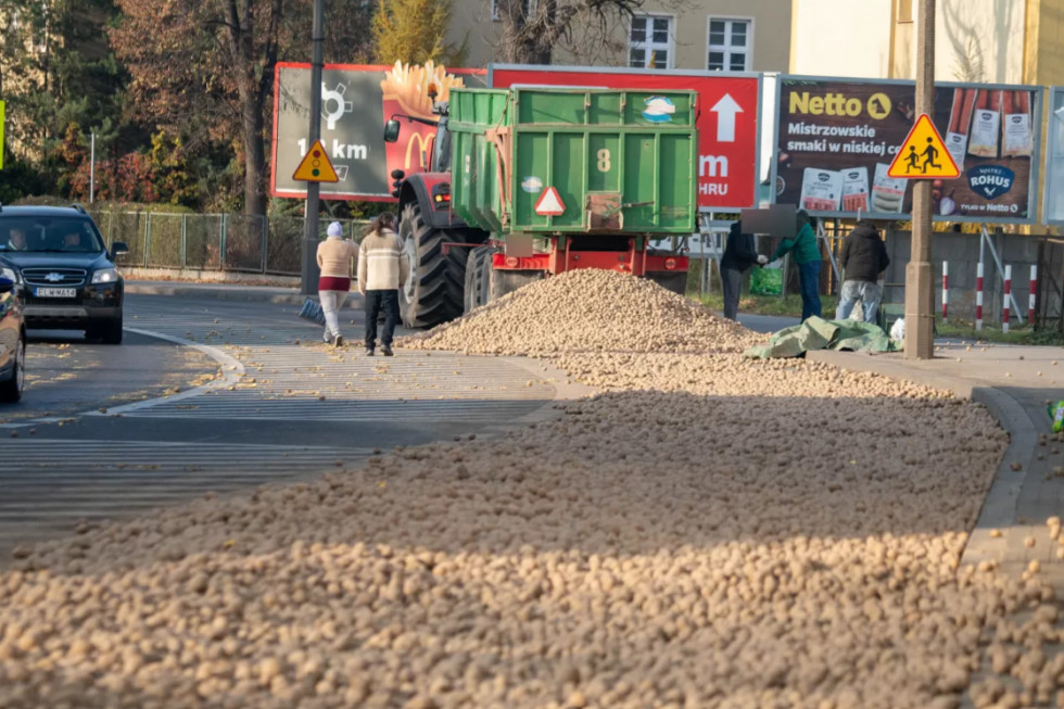 Tony ziemniaków zablokowały ruch na drodze