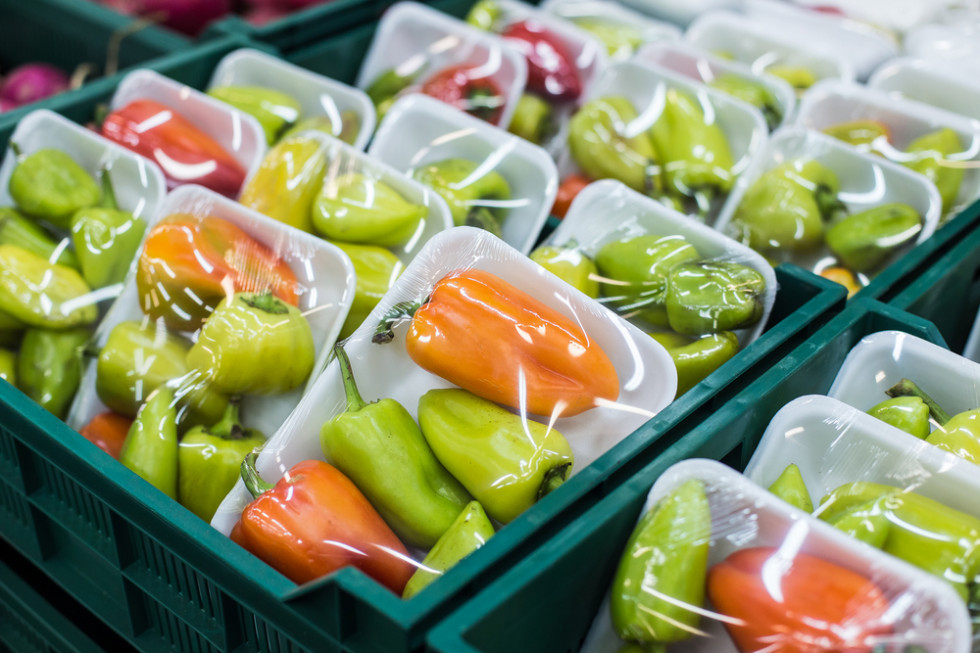 Polacy chcą zakazu pakowania owoców i warzyw w plastik