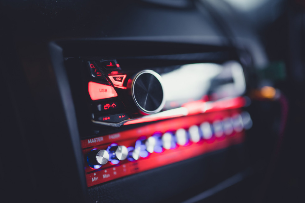 Rolnicy posiadający radio w ciągniku są zobowiązani do uiszczenia abonamentu radiowo-telewizyjnego. / fot. shutterstock Czy rolnicy muszą płacić abonament RTV za radio w ciągniku?