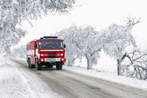 Strażacy: prawie 4,5 tys. interwencji przez opady śniegu, trzech ratowników rannych