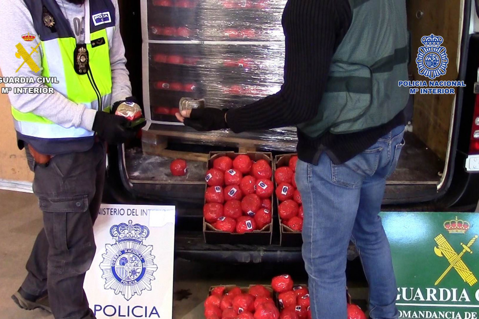 Haszysz za 50 mln euro w pomidorach/ fot. Hiszpańska Policja Narkotyki za 50 mln euro ukryte w pomidorach