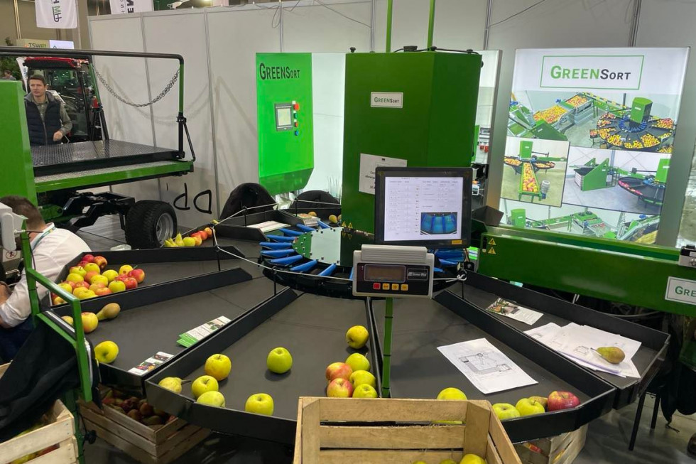 Podczas targów TSW2023 firma Green Sort zaprezentowała sortownicę Green Sort Vision. / fot. sadyogrody.pl Maszyny do sortowania owoców - jakie są najnowsze technologie?