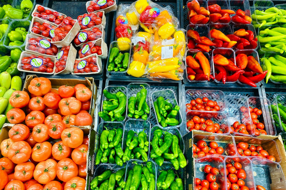 "Zagadkowy" wzrost cen owoców i warzyw w sieciach. Ile dostaje producent?