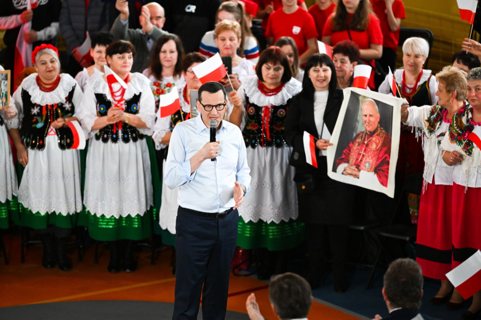 Mateusz Morawiecki z Jaśle o dodatku emerytalnym dla sołtysów; fot. PAP/Darek Delmanowicz Solidarna Polska proponuje 200 zł, premier zapowiedział "300 plus" dla sołtysów