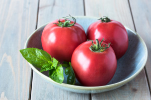 Niezawodna odmiana pomidora malinowego. Jest wczesna i plenna