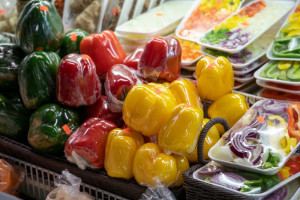 Francja zakazała plastikowych opakowań na owocach i warzywach. Są jednak wyjątki
