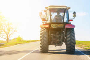 36-latek po pijanemu prowadził traktor pomimo dożywotniego zakazu