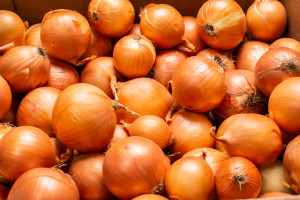 Warzywa z importu: droga cebula i zalew marchwi z krajów trzecich