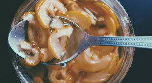 Najprostszy syrop z pigwowca. Dodaj jeden składnik, będzie zdrowszy