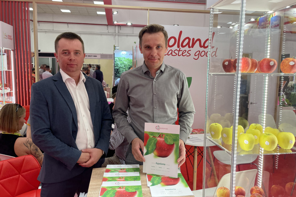 Podczas tegorocznej edycji targów Freskon w Salonikach Appolonia promowała polskie jabłka. Od lewej: Jakub Krawczyk, menadżer ds. eksportu i Paweł Puncewicz, członek zarządu Appolonia
