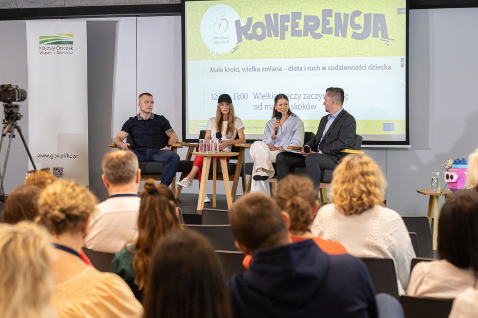 Ambasadorka Kampanii Pia Skrzyszowska i biatlonistka Magdalena Grzywa akcentowały rolę sportu w życiu rodzinnym  Fot. Materiały prasowe / Patryk Larwiński,  Artur Zwierzchowski
