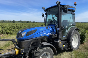 Ciągnik na plantacji porzeczek. Zobacz, jak pracuje nowy T4.80N