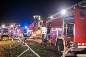 Ogień strawił stodołę i maszyny rolnicze. Na miejscu 11 zastępów straży