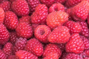 Naturalny sok z malin z 3 składników. Zrobisz go nawet bez sokownika