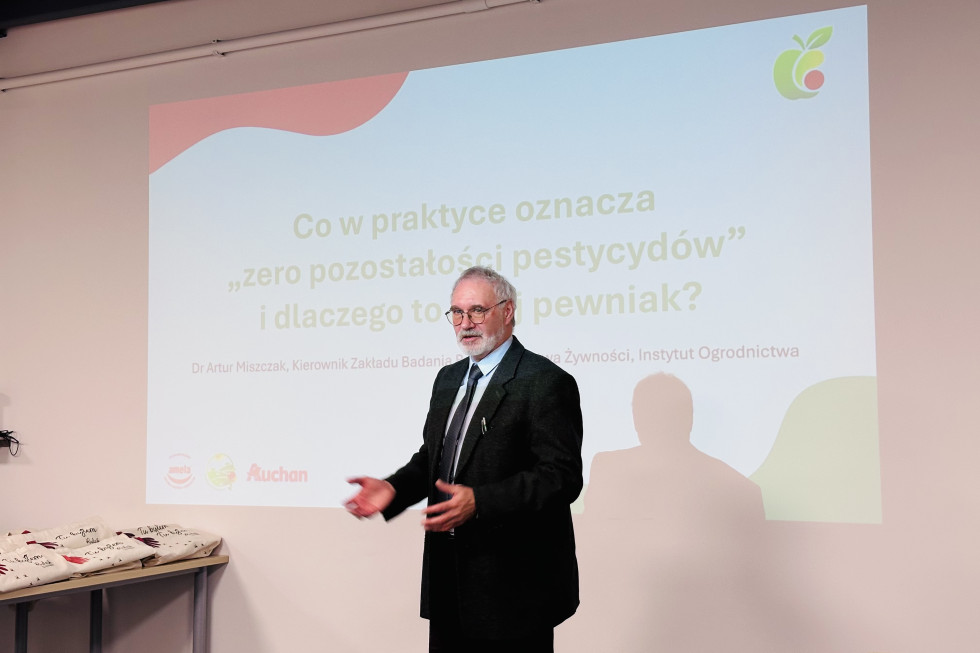 Dr Artur Miszczak, kierownik Zakładu Badania Bezpieczeństwa Żywności w Instytucie Ogrodnictwa.