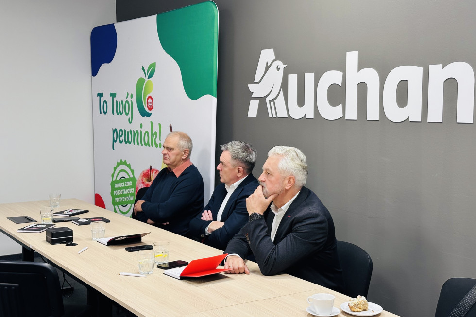 Sławomir Rzeźnicki, prezes Stowarzyszenia Kraina Sadów i Ogrodów Radosław Dac, Dyrektor produktów i logistyki w Auchan Polska Grzegorz Sońta, Dyrektor Grupy Produkty Świeże w Auchan Polska.
